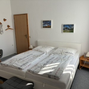 Schlafzimmer mit Doppelbett