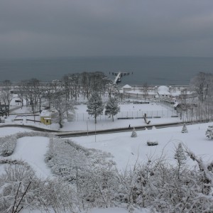 Blick vom Nordhang auf den Nordstrand mit Seebruecke